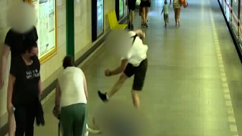 Agresor vážně zranil muže a ženu v pražském metru. Zadržel ho jeden z cestujících